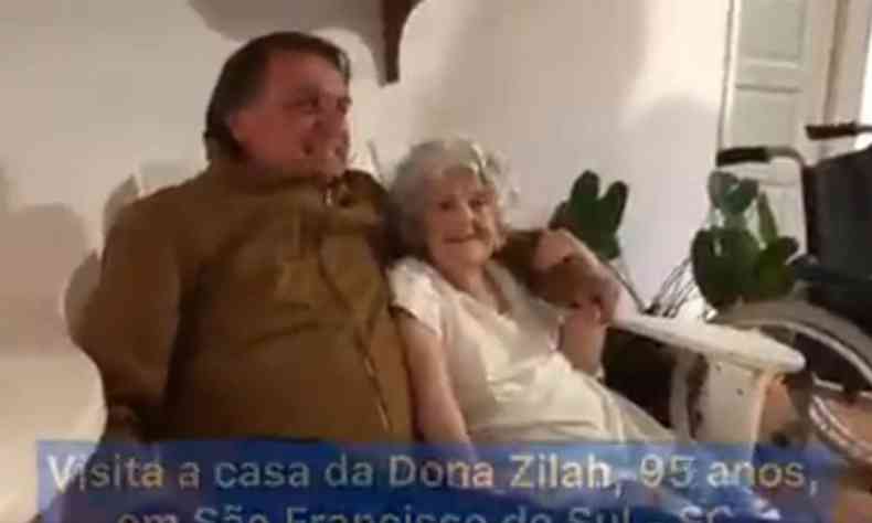 Sem mscara, Bolsonaro abraa idosa