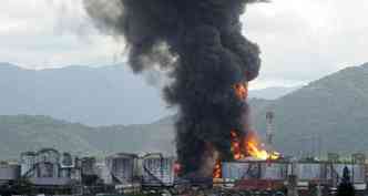 Incndio no ptio da Ultracargo/Tequimar j dura sete dias(foto: AFP PHOTO/ Ivan Storti)