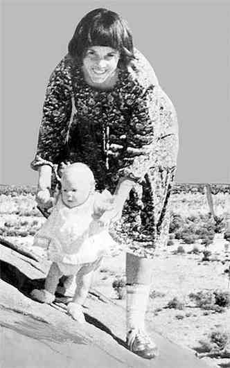 Lindy e a sua filha, Azaria Chamberlain, na dcada de 1980(foto: IMAGE WAS CLEANED AT SOURCE TO ARCHIVAL PURPOSES )