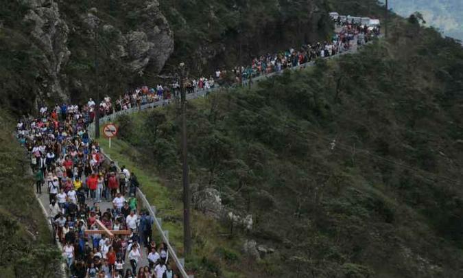 Pista íngreme que leva ao alto do maciço e à ermida do século 18 foi percorrida por fiéis de todas as idades(foto: Marcos Vieira/EM/D.A Press) Pista íngreme que leva ao alto do maciço e à ermida do século 18 foi percorrida por fiéis de todas as idades(foto: Marcos Vieira/EM/D.A Press)