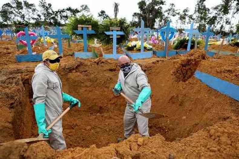 Quantidade de enterros do cemitrio de Manaus aumentou muito; sepultamentos chegaram a ser realizados  noite