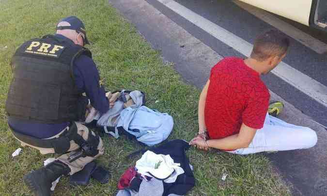 Arma e pores de maconha e cocana estavam em mochila do jovem de BH(foto: PRF/Divulgao)
