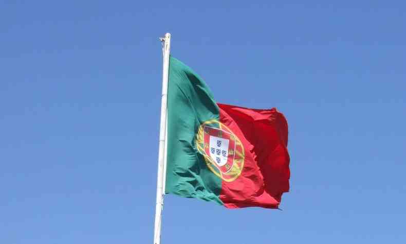 Bandeira de Portugal hasteada. 