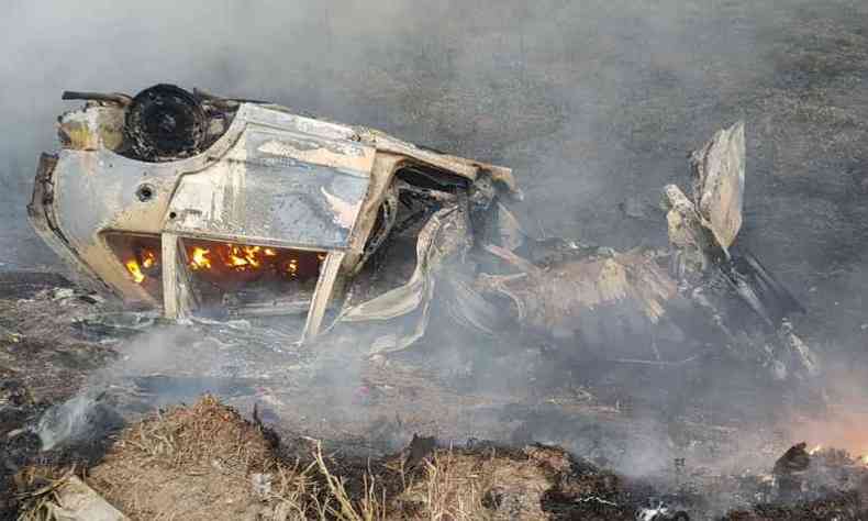 Carro onde estavam as vtimas foi arremessado para fora da pista e pegou fogo(foto: Corpo de Bombeiros/Divulgao)