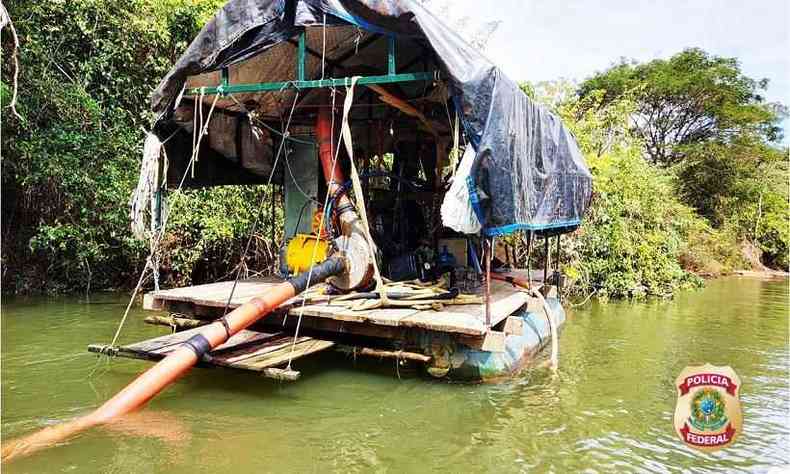 Local onde os trs homens faziam a extrao ilegal de minrio(foto: PF/Divulgao)