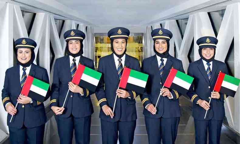 As copilotos da Emirates: Maryam Bin Ismail, Ayesha Yousuf, Bakhita AlMheiri, Nouf Omar e Hanan Mohamed. Mulheres rabes no comando de avies(foto: Emirates/Divulgao)