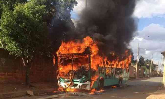 nibus foi totalmente destrudo pelo fogo(foto: Divulgao PMMG)