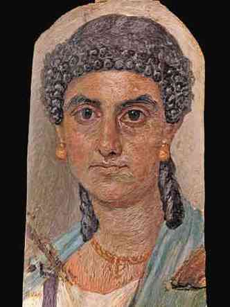 Pintura de mulher com trana na cabea e expressivos olhos negros, cuja data  do ano 54 aano 68 antes de cristo