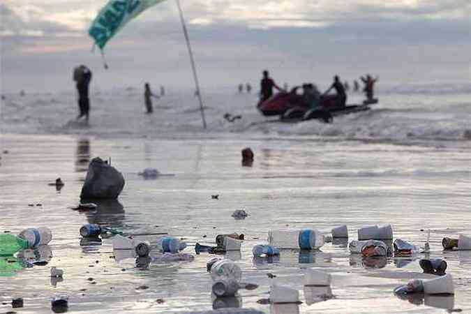 Lixo  deixado espalhado na praia de Atalaia, em Salinpolis, no Par. Cidade recebe cerca de 280 mil visitantes durante as frias de vero (foto: REUTERS/Paulo Santos )