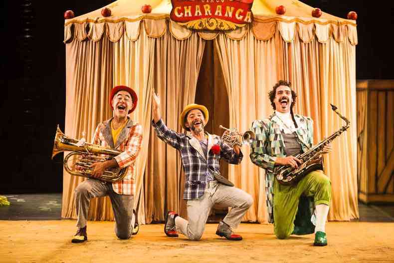 Os artistas circenses Fernando Sampaio, Fernando Paz e Filipe Bregantim em cena de Circo Charanga