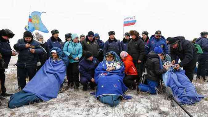 Resgate dos astronautas Alexander Gerst (E), Maxim Surayev (C) e Reid Wiseman (D), na regio norte do Cazaquisto(foto: Shamil Zhumatov/POOL/AFP)