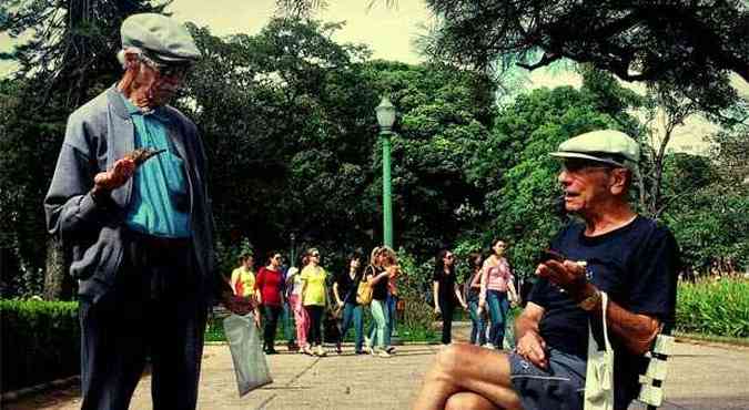 Cena do cotidiano: senhores de idade conversam na Praa da Liberdade(foto: Alexandre Guzanshe/EM/D.A Press)