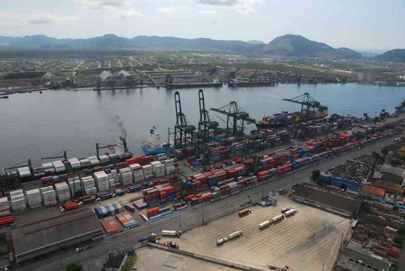 A operao padro da Receita Federal est represando cargas no Porto de Santos, o maior do pas