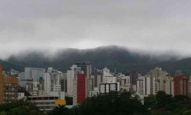 Belo Horizonte amanheceu com chuva fina e cu nublado nesta quinta-feira (foto: Paulo Filgueiras: EM D.A Press)