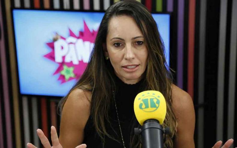 Ana Paula Henkel nos estdios da Jovem Pan