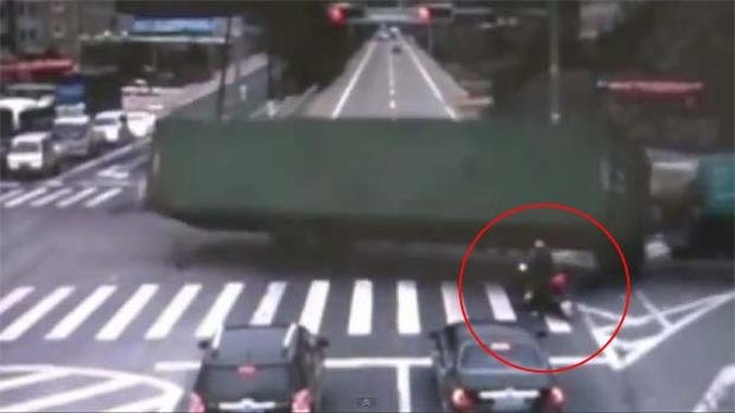 Por pouco o motociclista n�o foi esmagado pela carreta (foto: Reprodu��o www.youtube.com)