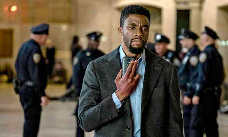 Andre Davis (Chadwick Boseman) assume o comando da operao de caa aos criminosos que mataram oito policiais em Nova York, no longa de Brian Kirk (foto: Galeria Distribuidora/Divulgao)