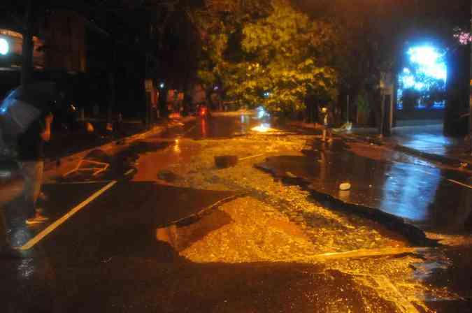 Temporal causou destruio no bairro de Lourdes, em Belo HorizonteTlio Santos / EM DA PRESS