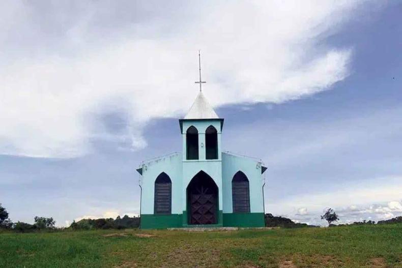 Capela branca em um morro