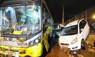ltima enchente na Avenida Vilarinho arrastou carros e deixou nibus ilhado(foto: Marcos Vieira/EM/D.A PRESS - 12/12/2016)