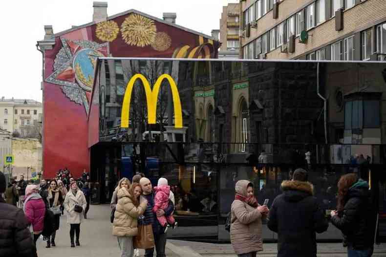 Pessoas passam em frente a uma loja do McDonald's em Moscou