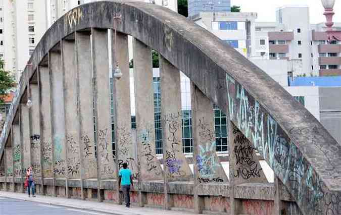 Unindo as condies de smbolo de BH e da degradao provocada por pichadores na rea central, arcos do Viaduto de Santa Tereza so retrato da poluio visual(foto: Gladyston Rodrigues/EM/D.A Press.)