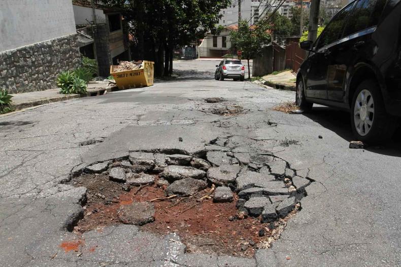 Chuvas na noite desse sábado (11/12) fizeram estragos na Região Centro-Sul de Belo Horizonte(foto: Edésio Costa / EM/ D.A/ Press) buraco no meio da rua