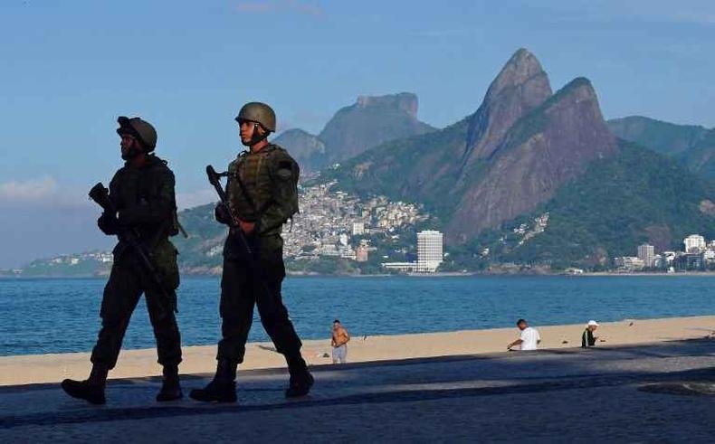 Soldados do Exército Brasileiro patrulham a praia de Ipanema, no Rio de Janeiro(foto: CARL DE SOUZA / AFP) Soldados do Exército Brasileiro patrulham a praia de Ipanema, no Rio de Janeiro(foto: CARL DE SOUZA / AFP)