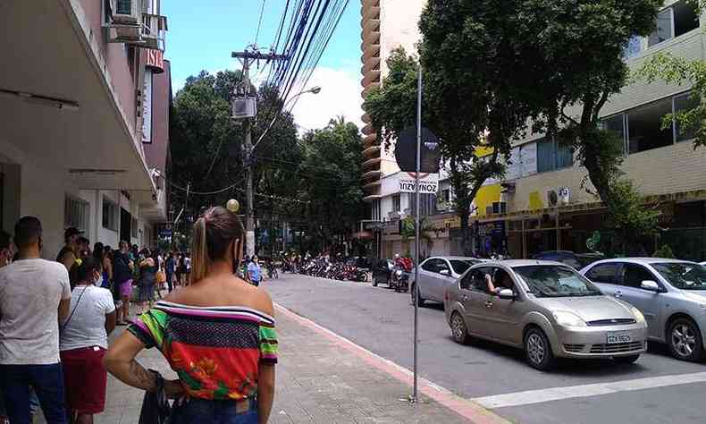 A grande movimentao de pessoas nas ruas de Governador Valadares  uma cena comum, mesmo na onda vermelha(foto: Tim Filho)