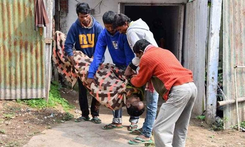 A pol�cia iniciou na ocasi�o uma grande opera��o contra as destilarias clandestinas. (foto: Biju BORO / AFP)