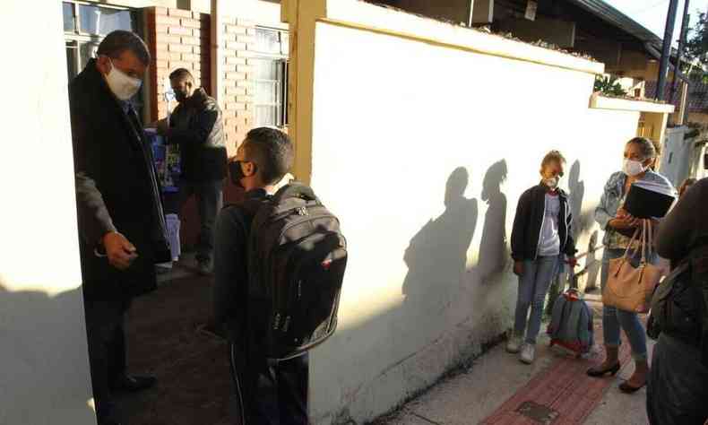 Chegada de alunos na Escola Estadual Batista Santiago, no Bairro Santa Monica