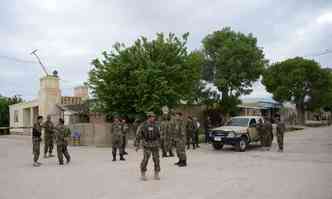 Militares cercam rea da base alvo de ataque dos talibs no sbado(foto: AFP PHOTO / FARSHAD USYAN)