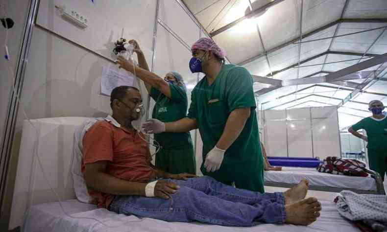 Doente de coronavrus, homem recebe atendimento mdico em hospital de campanha no Norte do pas(foto: TARSO SARRAF / AFP)