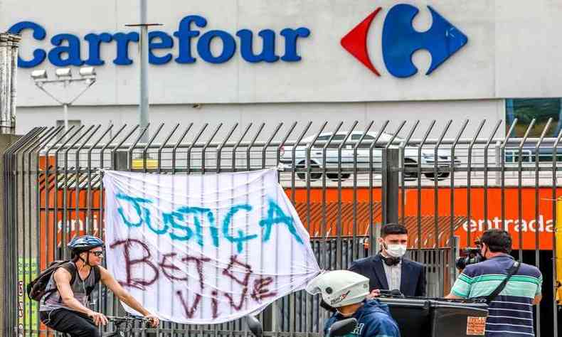 Ao civil pblica coletiva foi proposta contra o supermercado e a empresa responsvel pela segurana do estabelecimento(foto: AFP / SILVIO AVILA)