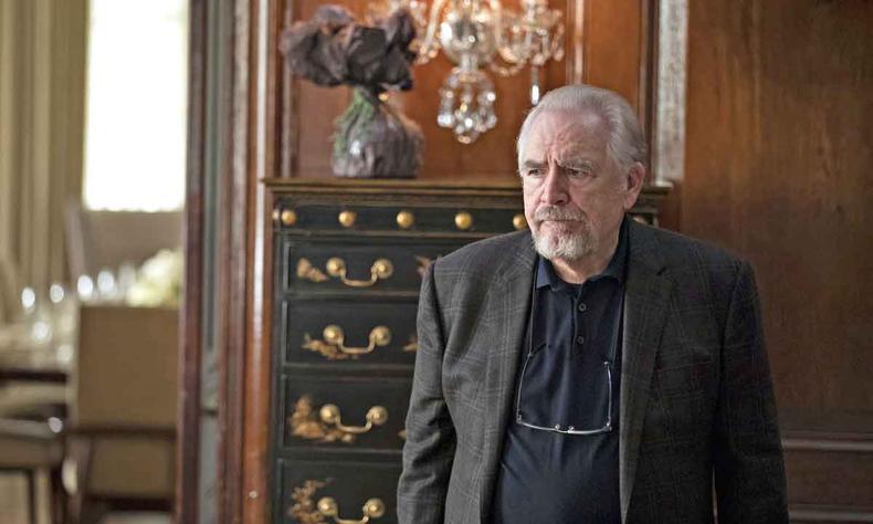 Ator Brian Cox está em frente a luxuosa cômoda em cena da série Succession