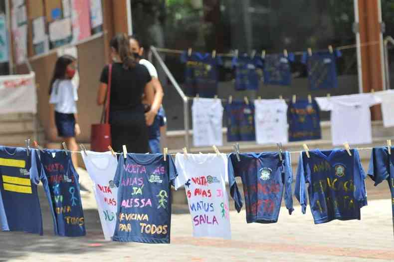 Pais de alunos do Colgio Santa Dorotia fazem protesto com varais de camisas de uniforme, no muro da escola(foto: Gladyston Rodrigues/EM/D.A Press)