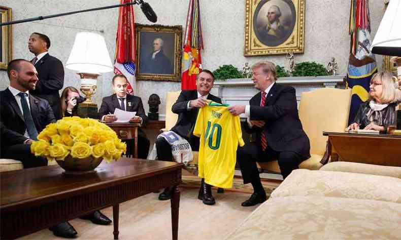 Presidentes Bolsonaro e Trump no salão Oval da Casa Branca. Sentado, à esquerda, o filho do presidente, deputado Eduardo Bolsonaro(foto: Isac Nóbrega/PR)