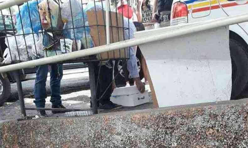 Beb foi encontrado enrolado em uma toalha dentro de uma sacola de lixo(foto: Polcia Militar/Divulgao)