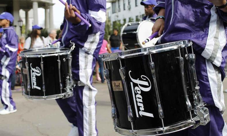 A programação na capital mineira terá eventos para diferentes públicos (foto: Pixabay) Pessoas tocando tambor na rua