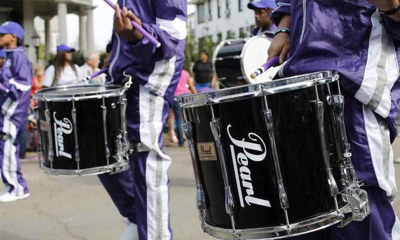 Pessoas tocando tambor na rua 