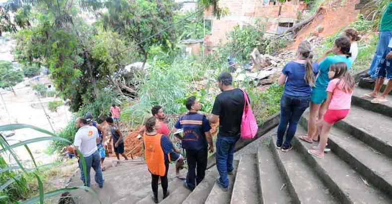 Moradores deixam o bairro pelo Escado do Alvorada, enquanto a Defesa Civil atua na rea para alertar sobre riscos, que persistem(foto: Juarez Rodrigues/EM/D.A Press)