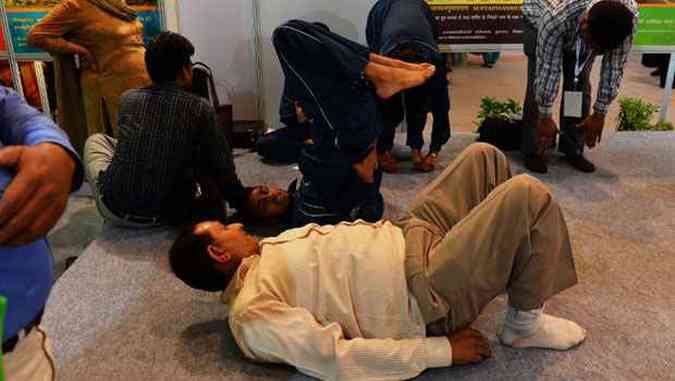 Instrutores do conselhos de ioga em congresso mundial, em Nova Delhi(foto: Chandan Khanna/AFP )