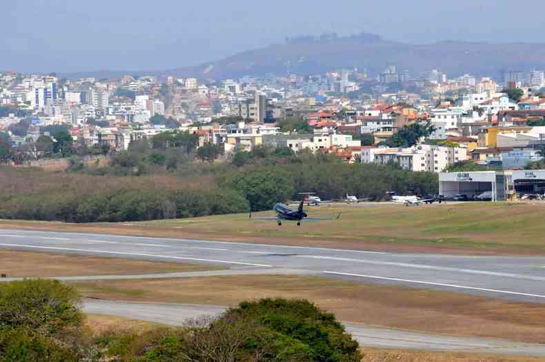 Pista de pouso do Aeroporto Carlos Drummond de Andrade, em Belo Horizonte, na Regio da Pampulha