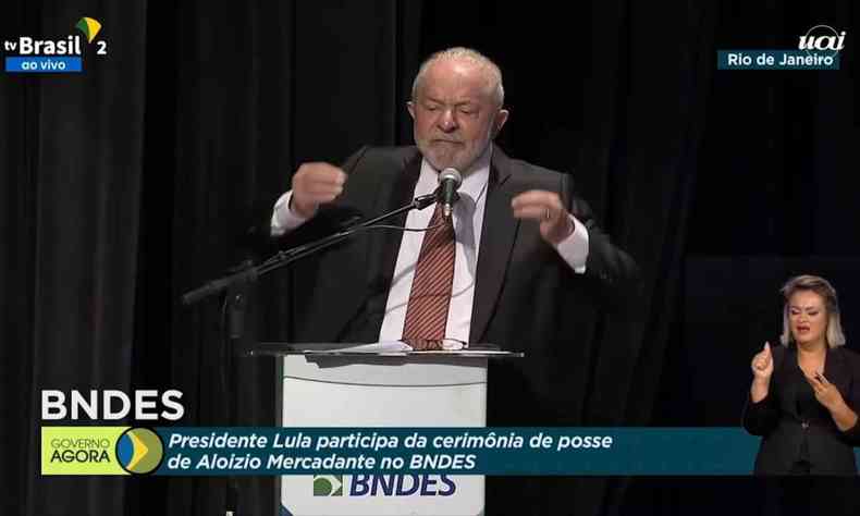 Lula de terno, em p, gesticulando as mos durante discurso