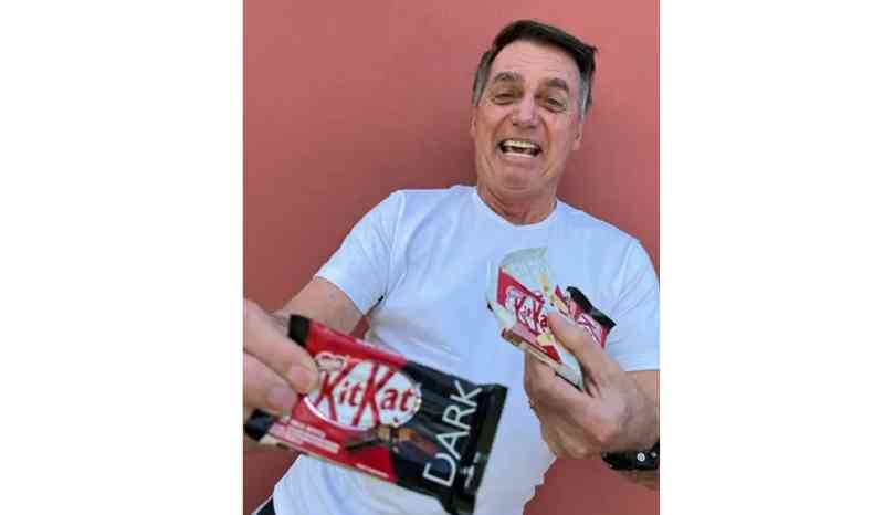 Bolsonaro segura KitKat