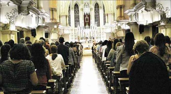 Na Catedral da Boa Viagem, muita gente se uniu para orar pelos novos santos(foto: Rodrigo Clemente/EM/D.A PRESS)
