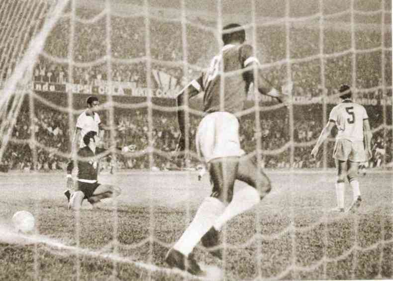Pel durante a partida no Mineiro entre a Seleo Mineira e a Selao Brasileira antes da Copa do Mundo de 1970(foto: Arquivo O Cruzeiro/EM)