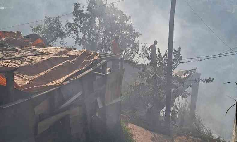Incndio em vegetao atinge casa em BH