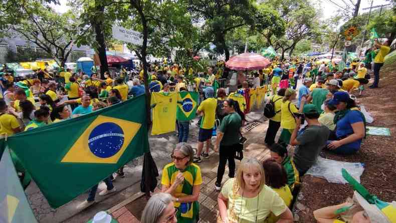 Manifestantes se concentram na avenida Raja Gabaglia, para protestar contra o presidente eleito, Luiz Incio Lula da Silva