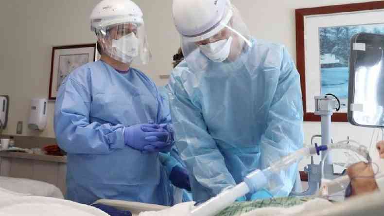 Mdicos intubando paciente de covid-19 nos EUA; procedimento exige medicamentos que relaxem e deixem sedada a musculatura(foto: Reuters)